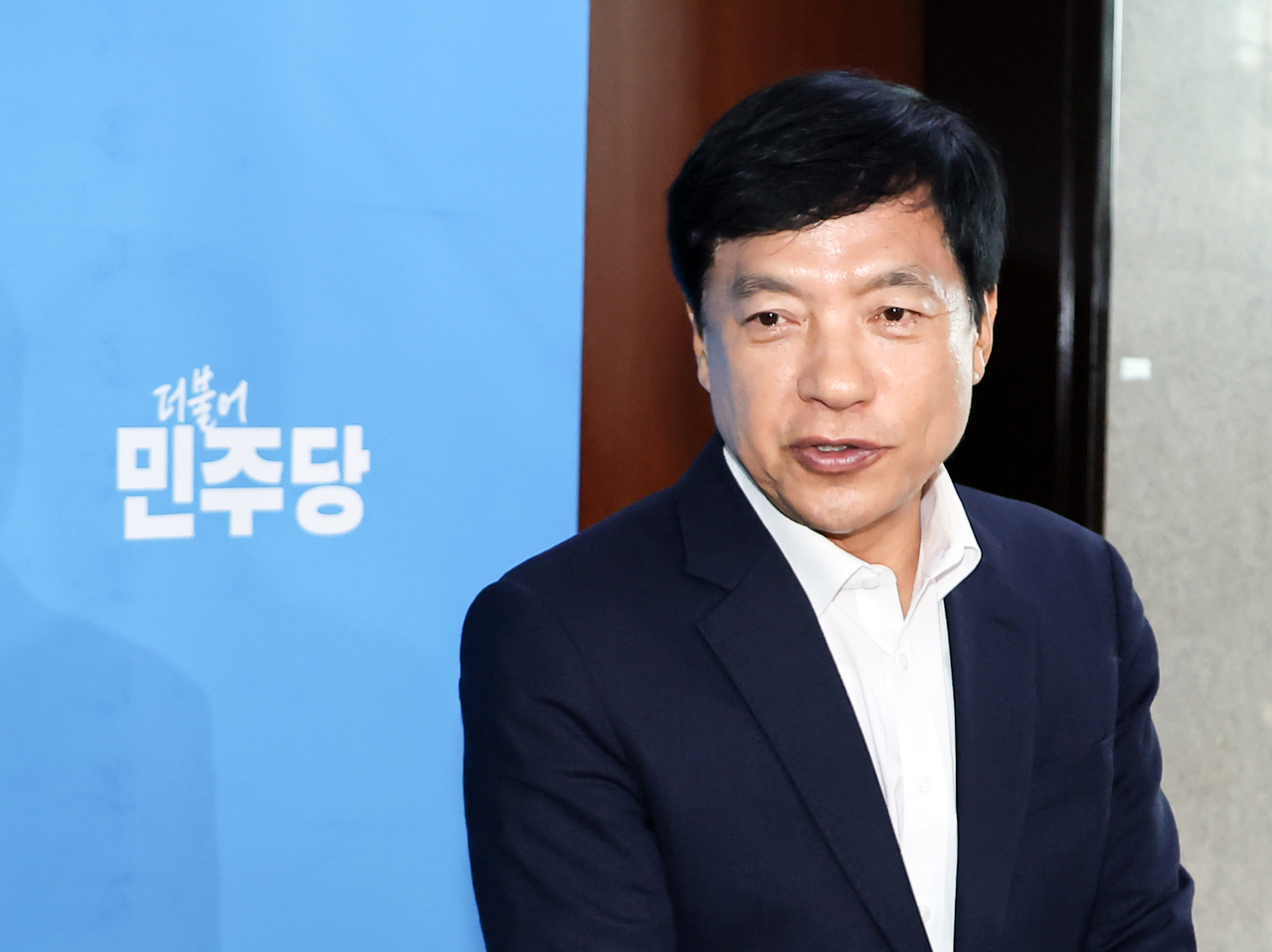 Democratic Party Rep. Lee Sung-yoon announces his resignatiom from a supreme council member post during the council meeting on Tuesday. (Yonhap)