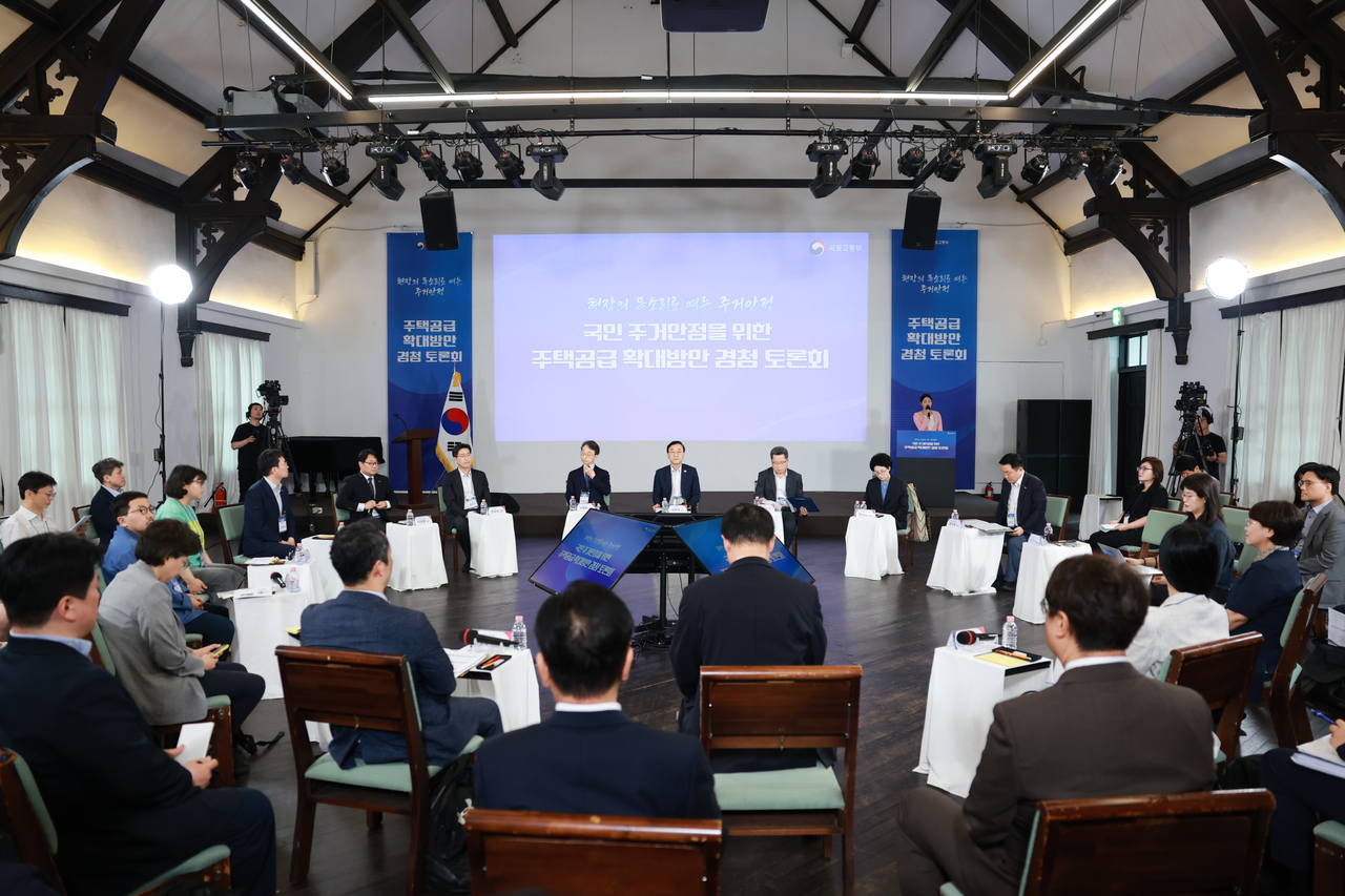 Minister of Land, Infrastructure and Transport Kim Yun-deok attends a public forum on housing supply expansion for residential stability, held Tuesday at the 1928 Art Center in Jung-gu, Seoul. (Ministry of Land, Infrastructure and Transport)