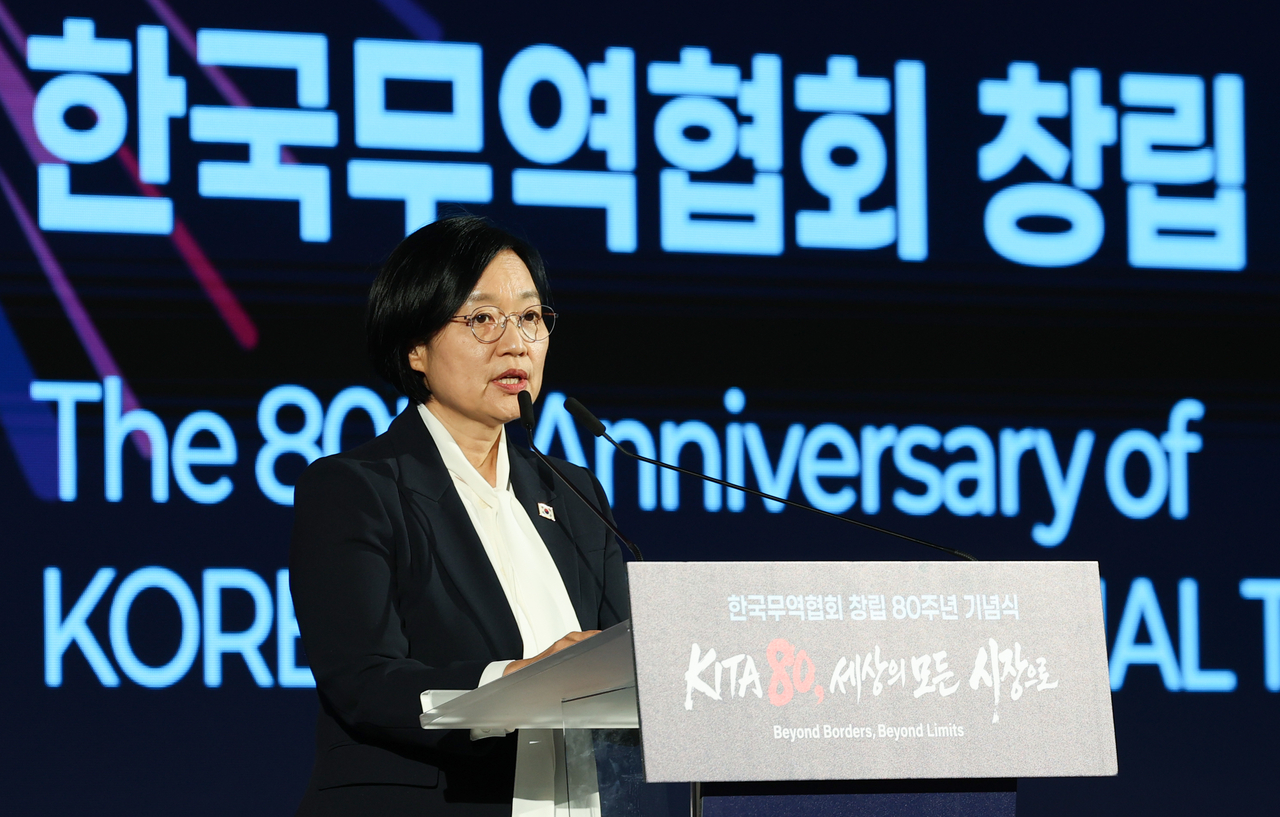 Prime Minister Han Seong-sook speaks during a ceremony marking the 80th founding anniversary of the Korea International Trade Association at COEX in Seoul on Tuesday. (Yonhap)