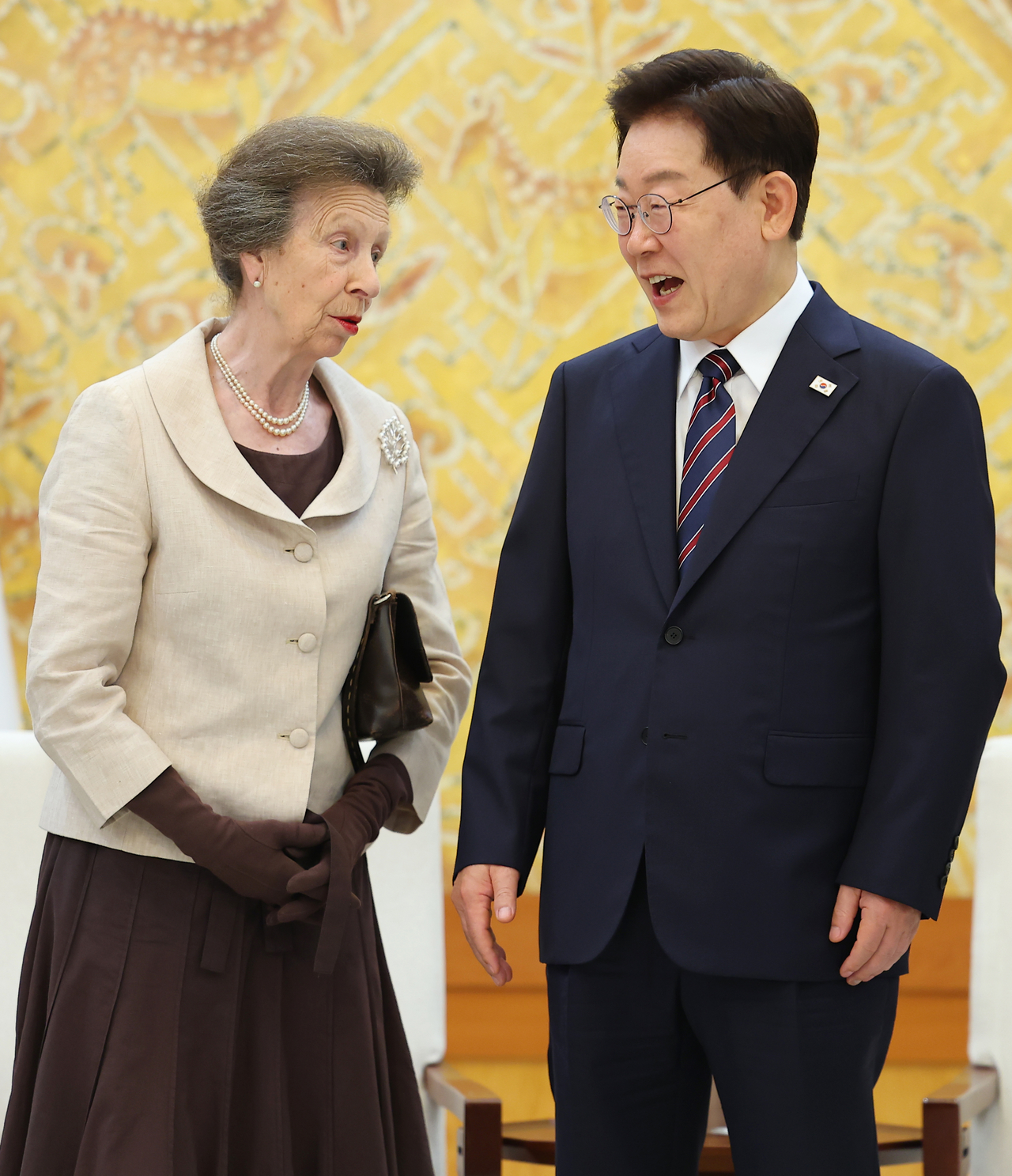 President Lee Jae Myung (right) meets with Princess Anne at Cheong Wa Dae on Tuesday. (Yonhap)