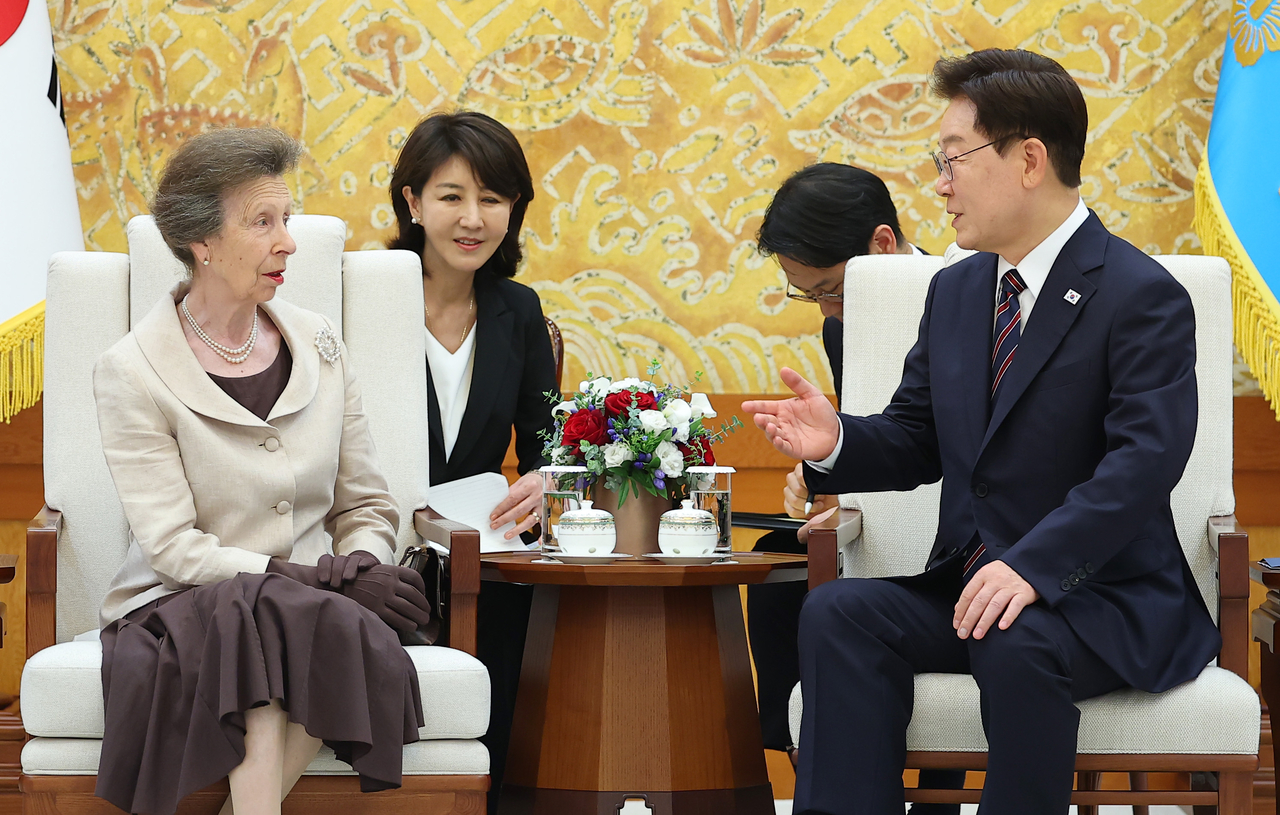 President Lee Jae Myung (right) meets with Princess Anne at Cheong Wa Dae on Tuesday. (Yonhap)