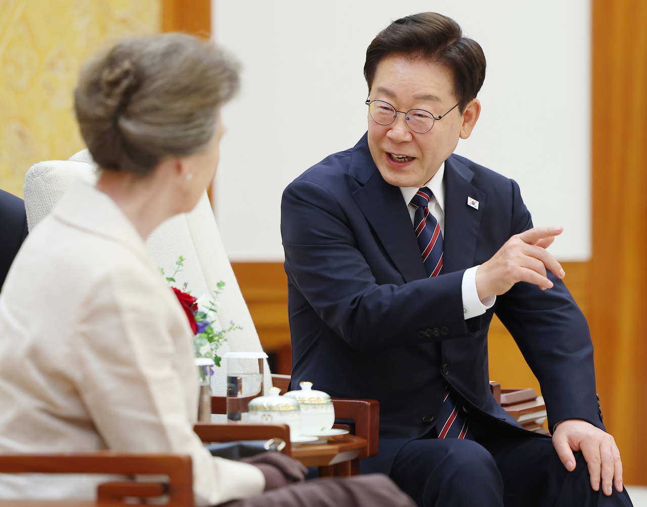 President Lee Jae Myung (right) speaks during a meeting with Princess Anne at Cheong Wa Dae on Tuesday. (Yonhap)