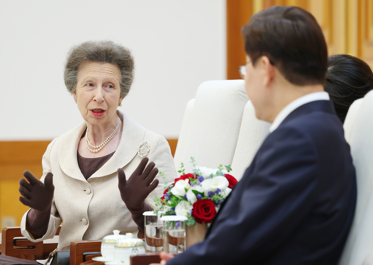 Princess Anne (left) speaks during a meeting with President Lee Jae Myung at Cheong Wa Dae on Tuesday. (Yonhap)