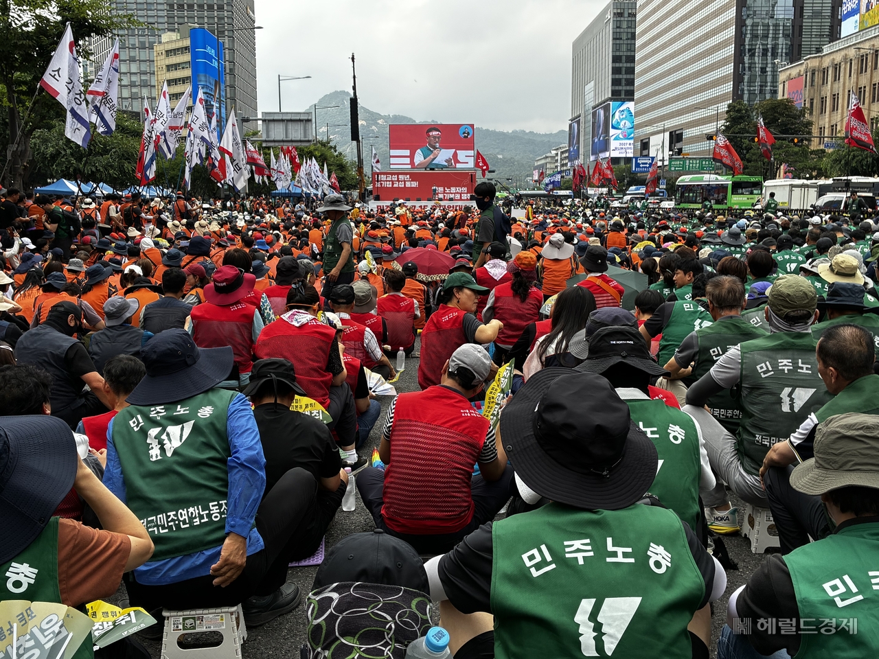 15일 오후 3시30분께 서울 종로구 광화문역 앞에서 민주노총이 총파업 대회를 열어 약 1만명이 참여한 모습. 김서현 수습기자
