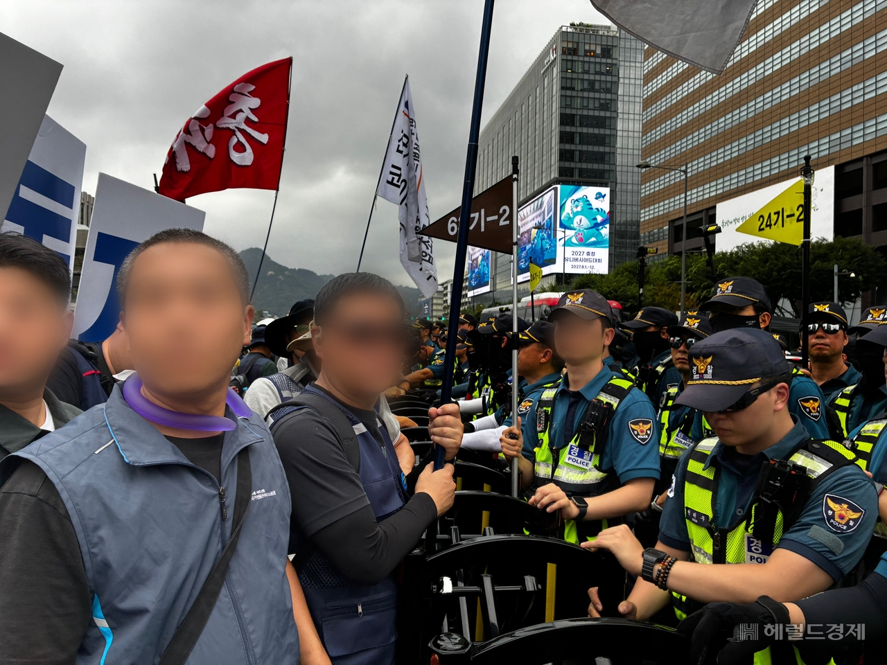 15일 오후 4시30분께 서울 종로구 교보생명 앞 신호등 방면에서 민주노총 집회 참여자들이 MBK파트너스 사옥으로 행진하려다 경찰에 제지당하고 있다. 김서현 수습기자