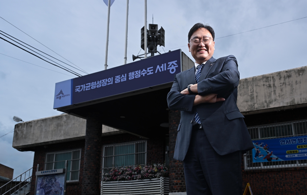 Sejong Mayor Jo Sang-ho poses for a photo before his interview at the Bongam branch office in Yeonseo-myeon, Sejong, on Thursday. Jo set up a field office at the branch, located near the Sejong Smart National Industrial Complex, to help attract businesses to the site.
