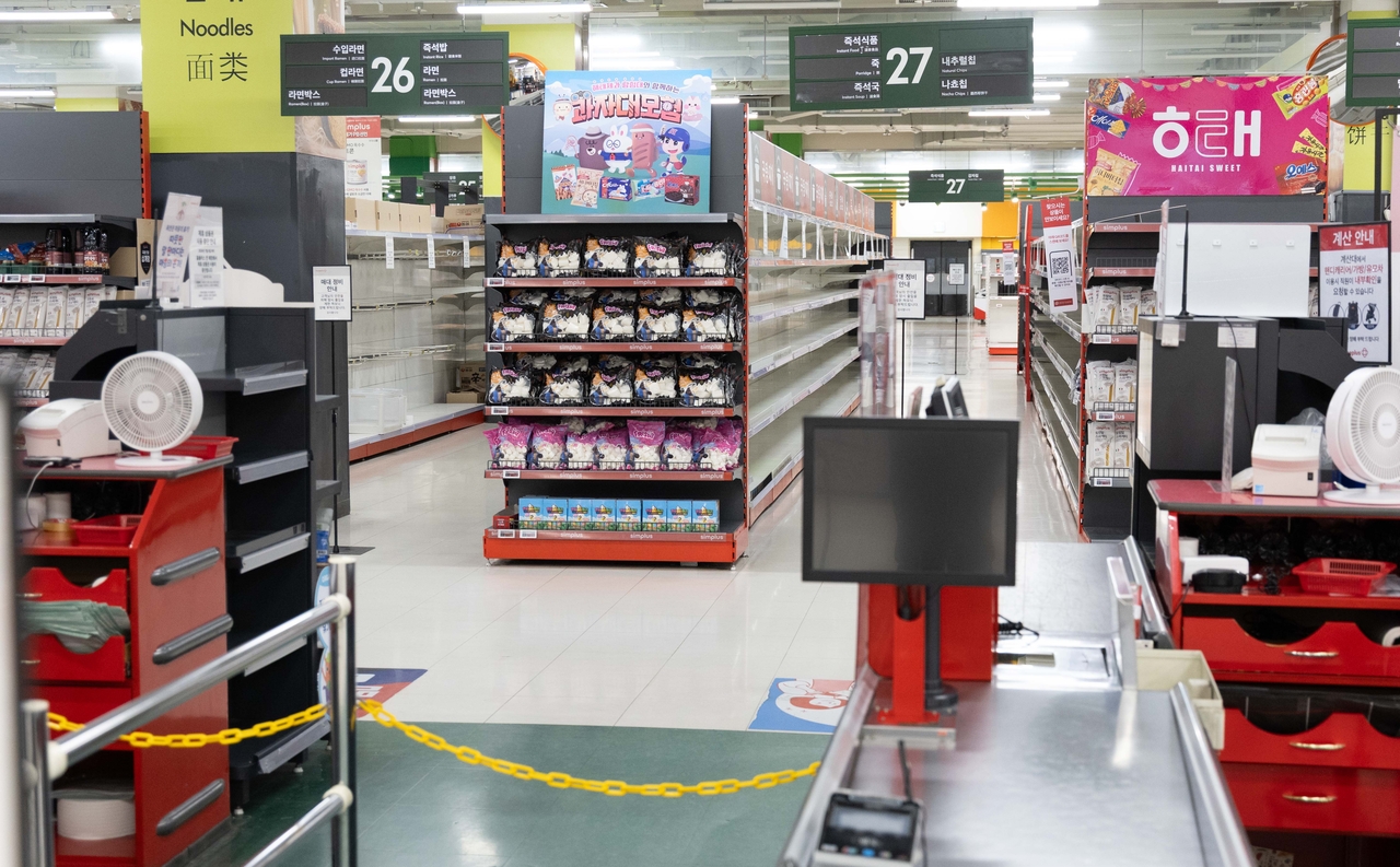 Empty shelves are seen at a Homeplus store in Seoul on Monday, the first day of the supermarket chain’s temporary closure due to liquidity problems. (Yoon Chang-bin/The Korea Herald)