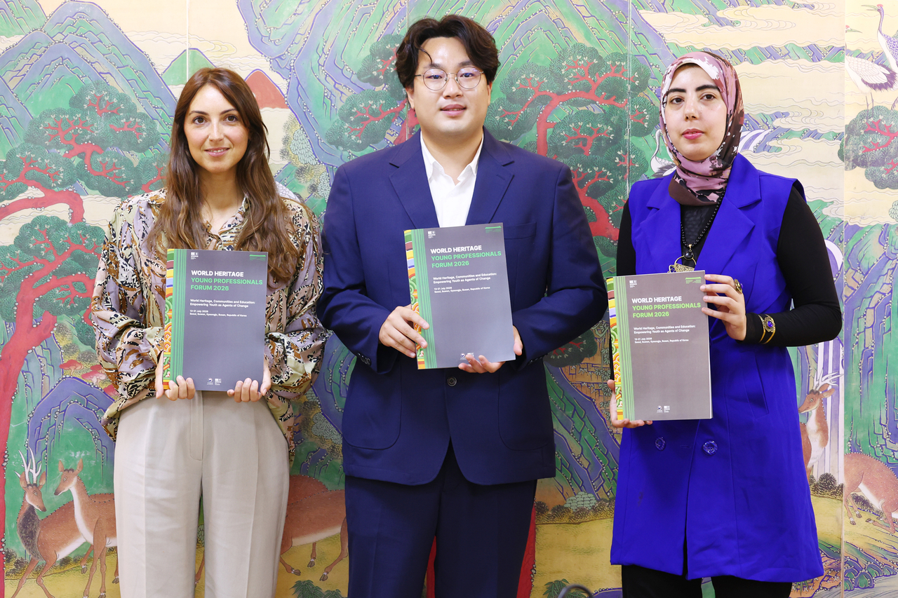 From left, Angela Puppini of Italy, Lee Jae-hoon of South Korea and Yasmein Abdo of Egypt pose for a group photo during an interview with reporters at the National Palace Museum of Korea in Seoul on Monday. (Yonhap)