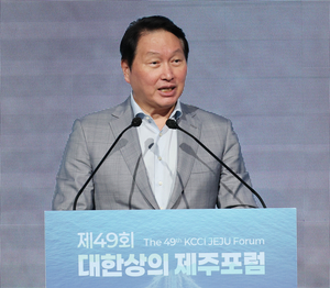 최태원 “전기 첫 보급 때처럼 일하는 방식을 AI로 다시 짜야” [대한상의 제주포럼]