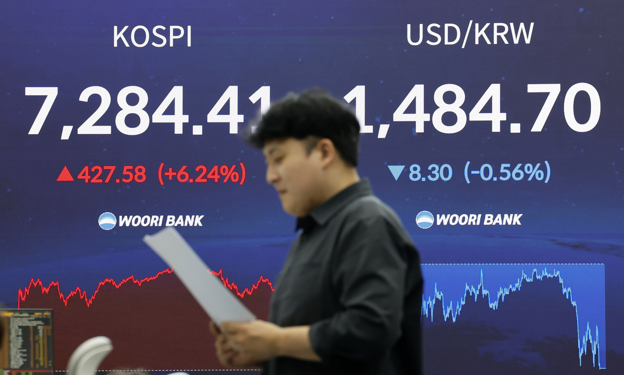 An electronic board at a Woori Bank dealing room in Seoul shows the Kospi closing at 7,284.41, up 6.24 percent, and the Korean won trading at 1,484.7 against the US dollar. (Newsis)