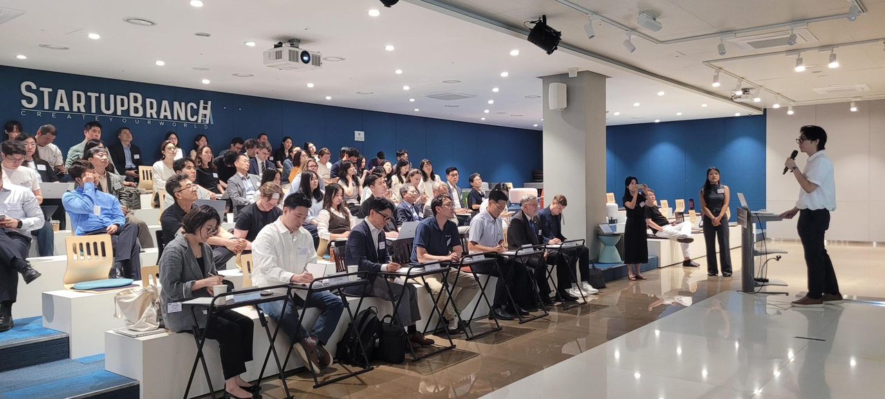 Ein Gremium, das die deutsche Botschaft in Seoul, die Korea International Trade Association, Infineon Technologies, AUMOVIO, Mercedes-Benz und The Korea Herald vertritt, nimmt am Mittwoch an der Korea-Germany Connect: AI Startup Pitching Challenge 2026 teil. (Koreanisch-Deutsche Industrie- und Handelskammer)