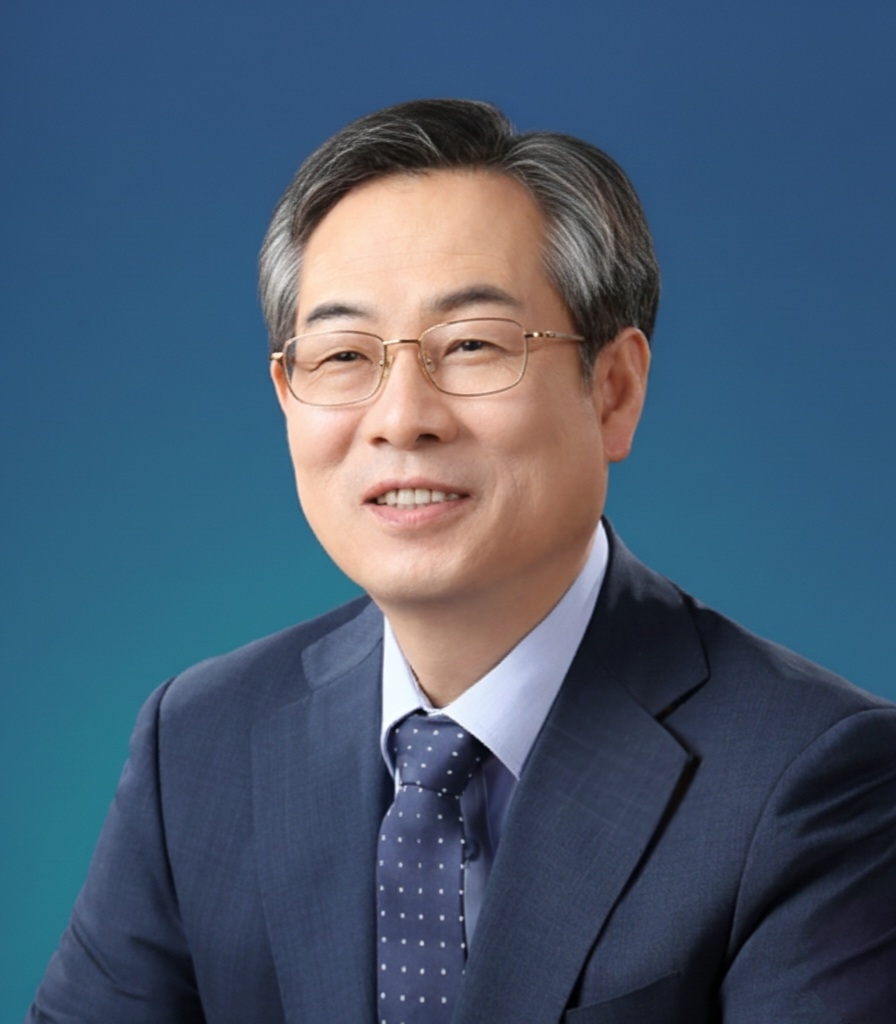기술보증기금  신임 이사장에 임명된 권형택(權亨澤). 권 이사장은 김포골드라인운영 대표이사와 HUG 대표이사를 지냈으며 최근에는 국정기획위원회 경제분과 자문위원을 맡은 바 있다. [기보]