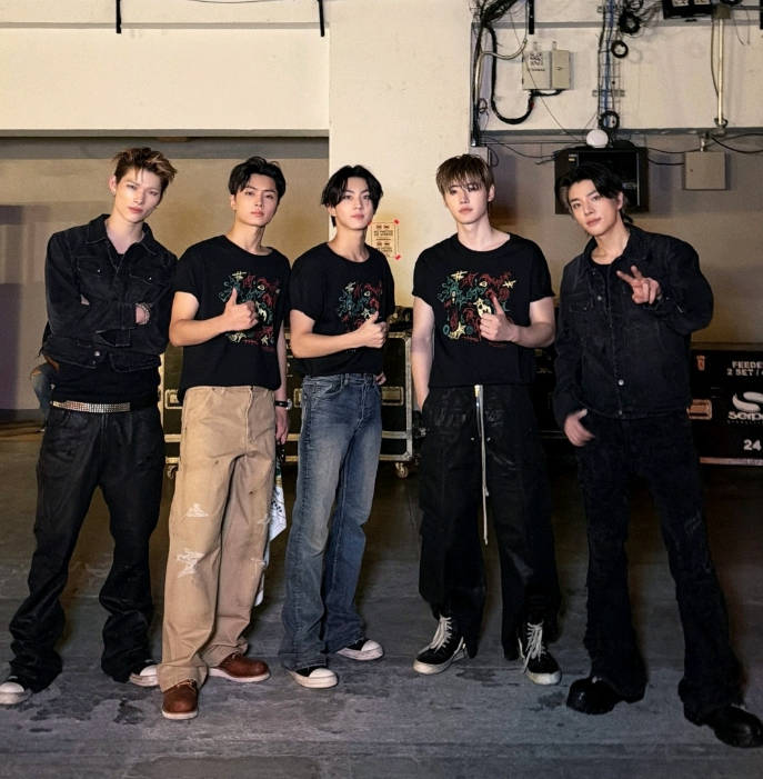 Enhypen members pose after their July 14 show in Mexico City. (Weverse)