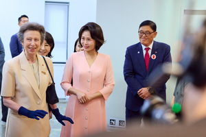 First lady meets Princess Anne, expresses hopes for cooperation on protection of children