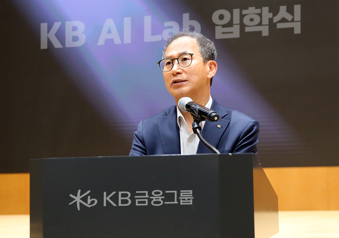 KB Financial Group Chairman Yang Jong-hee speaks during an AI and data innovation seminar held at KB Kookmin Bank's headquarters in Yeouido, western Seoul, Tuesday. (KB Financial Group)