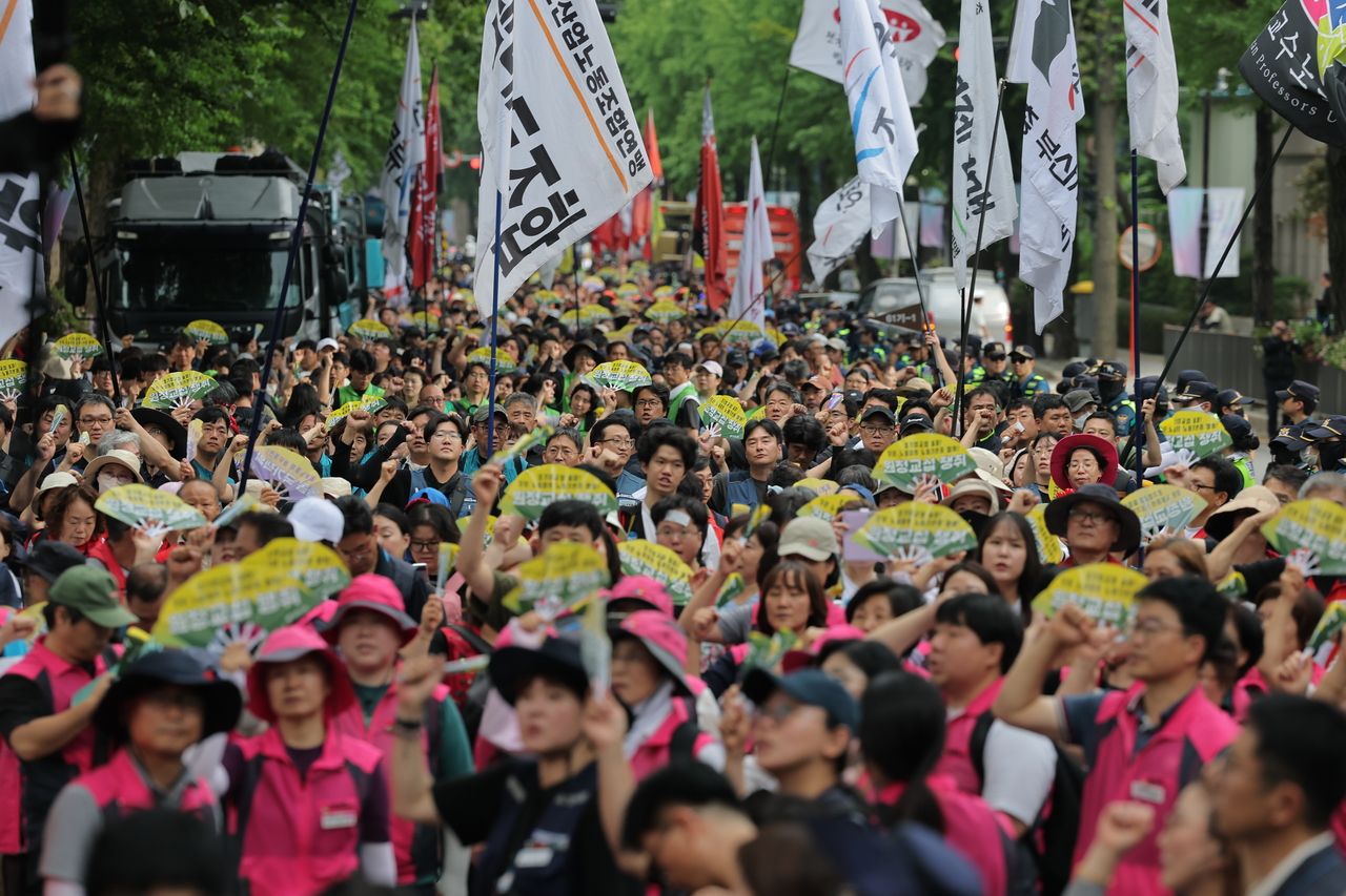 Members of the Korean Confederation of Trade Unions hold a rally after marching toward the presidential office in Seoul on Wednesday. (Yonhap)