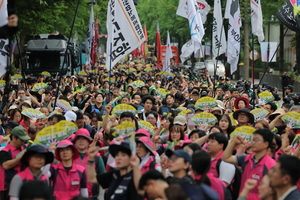 Major umbrella union holds massive rally over subcontractor bargaining rights