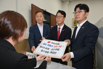 국민의힘 법률자문위원장인 곽규택 의원(가운데)과 원내부대표단이 15일 국회 의안과에 형사소송법·공소청법·중수청법 개정안을 제출하고 있다. [연합]