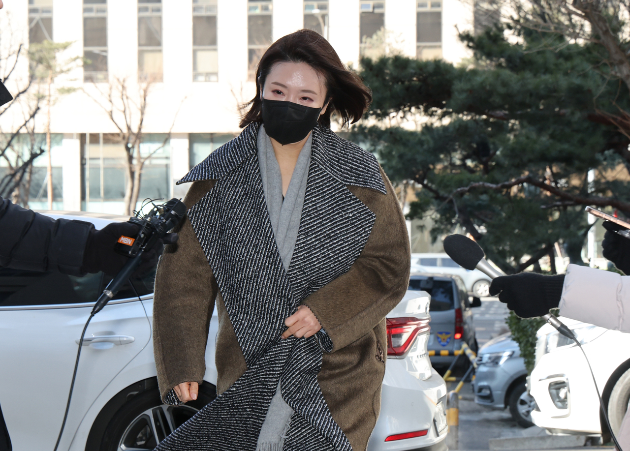 더불어민주당 소속이었던 김병기 의원의 공천헌금 의혹에 연루된 이지희 전 동작구의회 부의장이 지난 1월 21일 서울 마포구 서울경찰청 공공범죄수사대에 정치자금법 위반 혐의로 조사를 받기 위해 출석하고 있다. [연합]