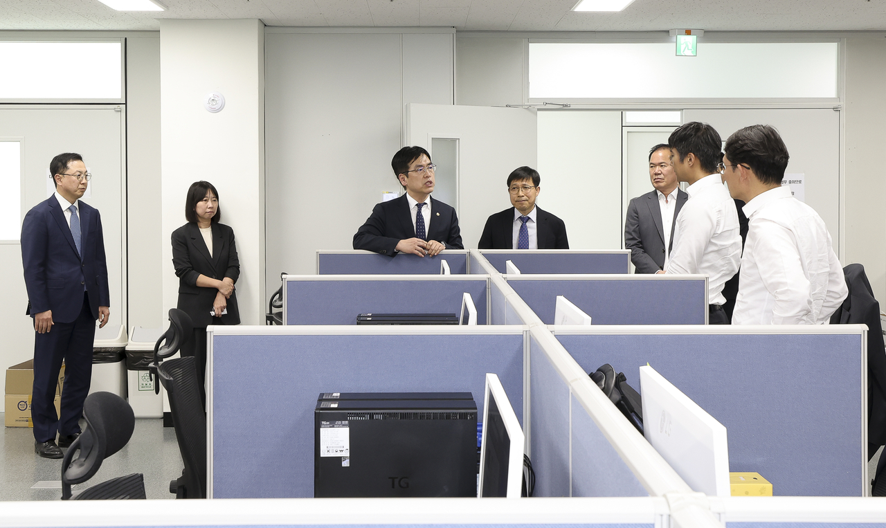 중대범죄수사청 개청 준비단장인 김민재 행정안전부 차관(가운데)이 지난 4월 30일 서울 종로구 정부서울청사 창성동 별관에 마련된 중대범죄수사청 개청준비단을 방문해 준비 상황을 점검하는 모습. [연합]