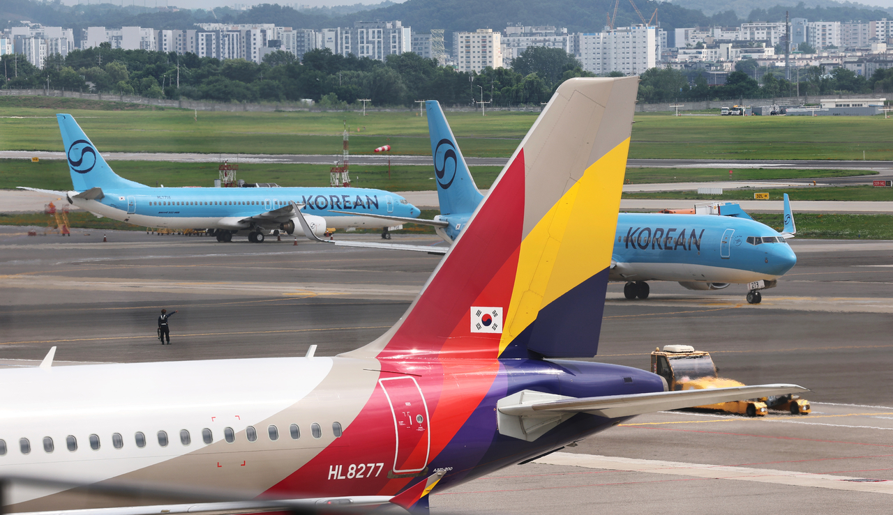 Korean Air and Asiana Airlines planes are seen on the tarmac at Gimpo Airport. (Yonhap)