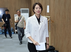 고민정 &ldquo;스타벅스 금지령 듣는 순간 숨이 '턱