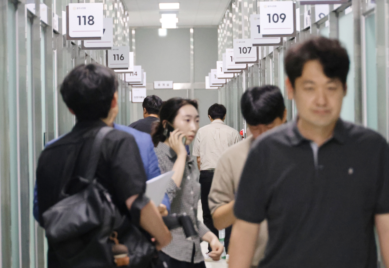 Police search the office of a member of the Cheongju City Council at the council office on Wednesday morning. (Yonhap)
