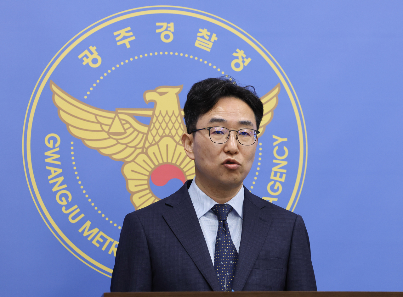 15일 광주경찰청 기자실에서 경찰청 국가수사본부 특별수사단이 장윤기 사건을 둘러싸고 불거진 증거인멸·유착 등 의혹에 대한 중간 수사 결과를 발표하고 있다. [연합]