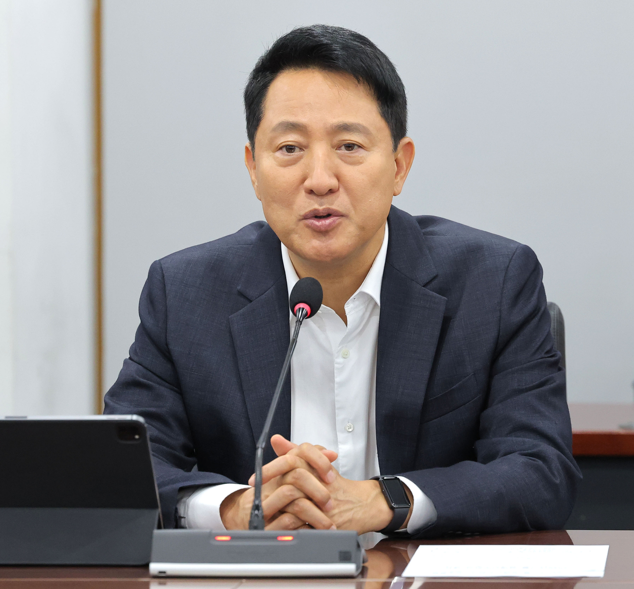Seoul Mayor Oh Se-hoon speaks at a regular senior staff meeting on nighttime economy revitalization held at Seoul City Hall on Wednesday. [Yonhap]