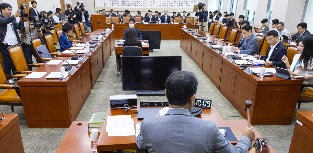 A subcommittee of the Legislation and Judiciary Committee, which reviewed bills including the revision to the Criminal Procedure Act, met at the National Assembly on Wednesday. People Power Party lawmakers boycotted the session. (Yonhap)