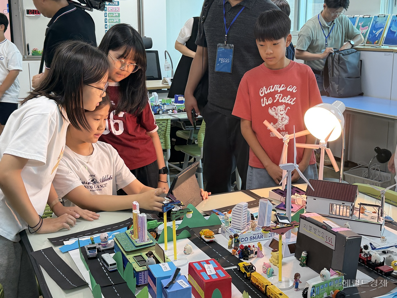 Students in a fifth-grade class at Bokdae Elementary School in Cheongju, North Chungcheong Province, design a future eco-friendly city using renewable energy sources suited to different regions, as part of an ecological transition education lesson Wednesday morning.