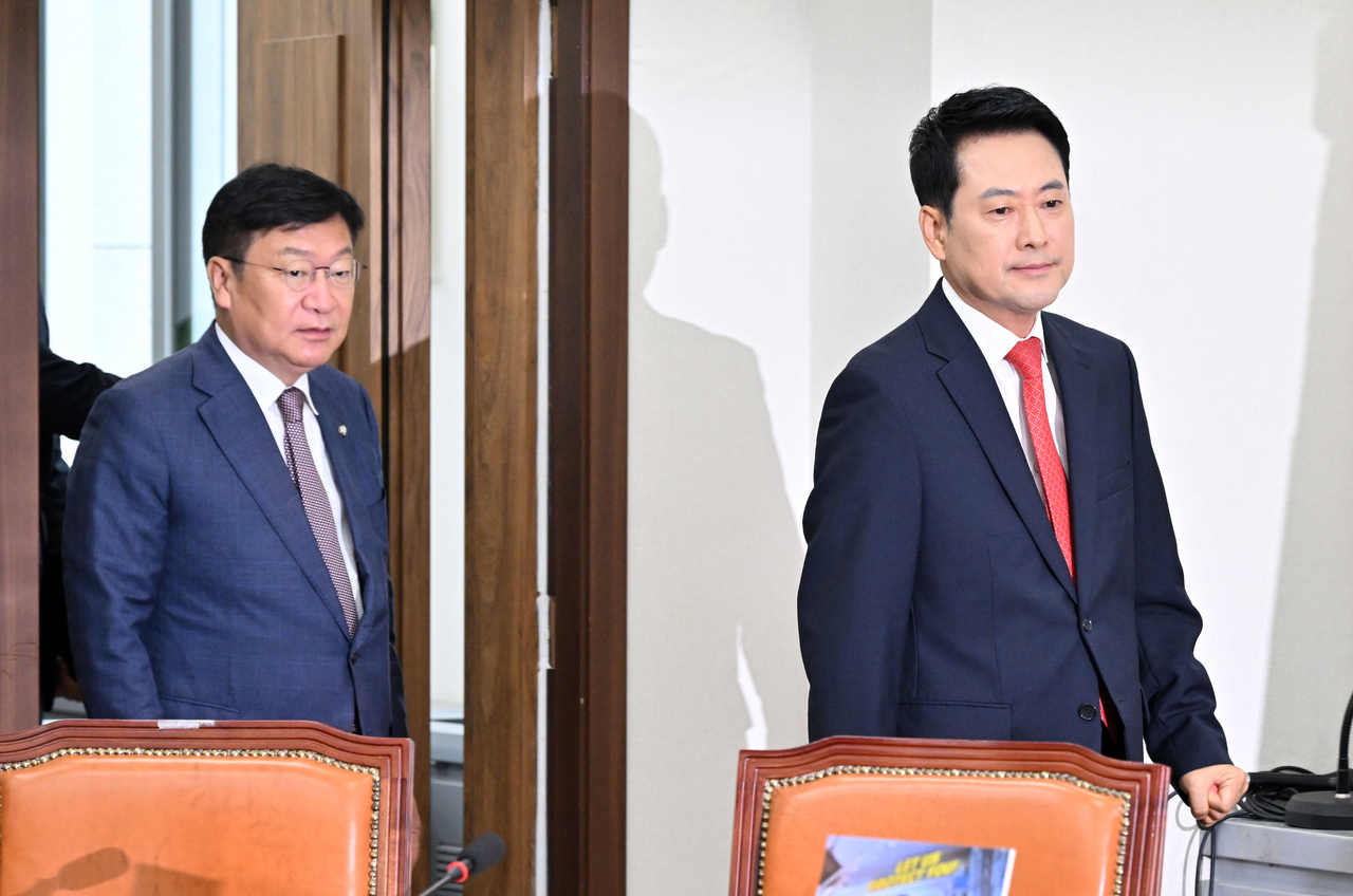 People Power Party leader Jang Dong-hyeok (right) and floor leader Jeong Jeom-sik attend a supreme council meeting at the National Assembly in Yeouido, Seoul, on Saturday. (Lim Se-jun)