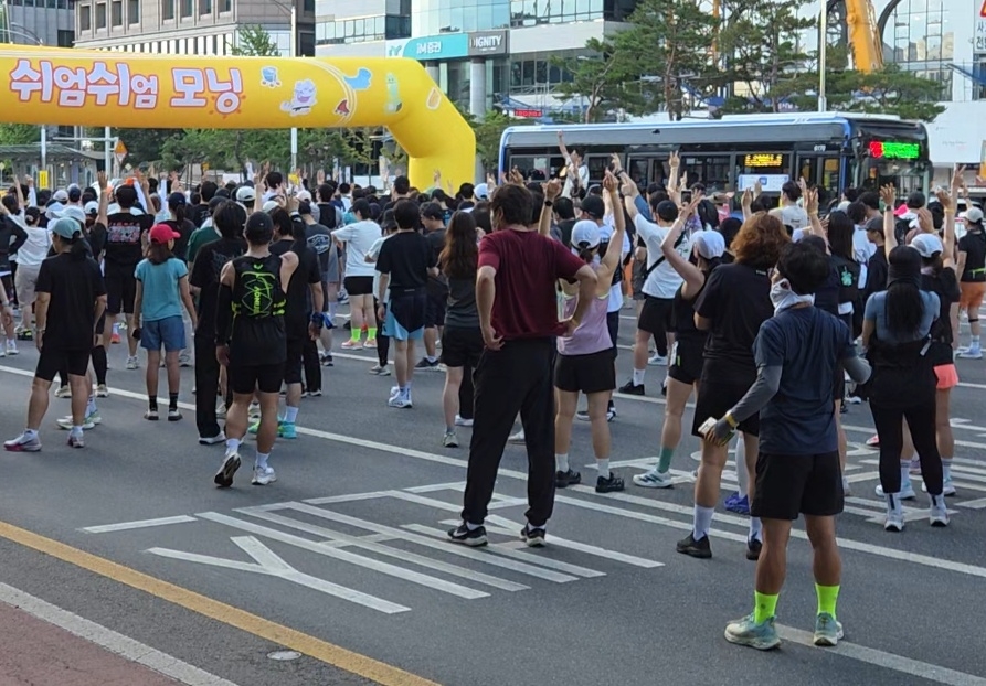 People gather at the starting line as they wait for the signal to begin the My Pace Morning event in Yeouido on Sunday. (Hwang Sun-jun/The Korea Herald)