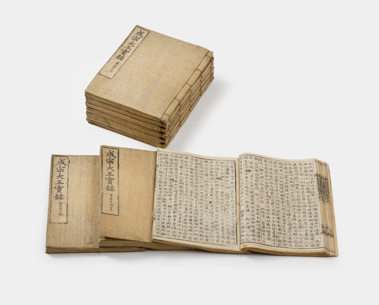 Jungjong Sillok (Annals of King Jungjong), part of the Veritable Records of the Joseon Dynasty and a National Treasure, published in 1606 (National Museum of the Annals of the Joseon Dynasty)