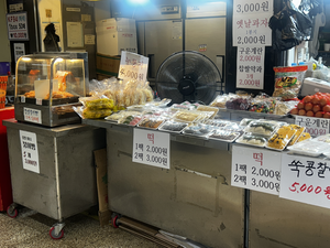 [르포] 폭염에 뜨거운 빵 굽기, 에어컨 꿈도 못꾼다…비냉방 지하철 상가의 더위 사투 [세상&]