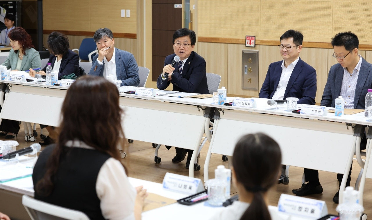 Education Minister Choi Kyo-jin listens to school officials share feedback on the Haetbit-ium School pilot project during a visit to Bokdae Elementary School in Cheongju, North Chungcheong Province, on Wednesday morning. [Ministry of Education]