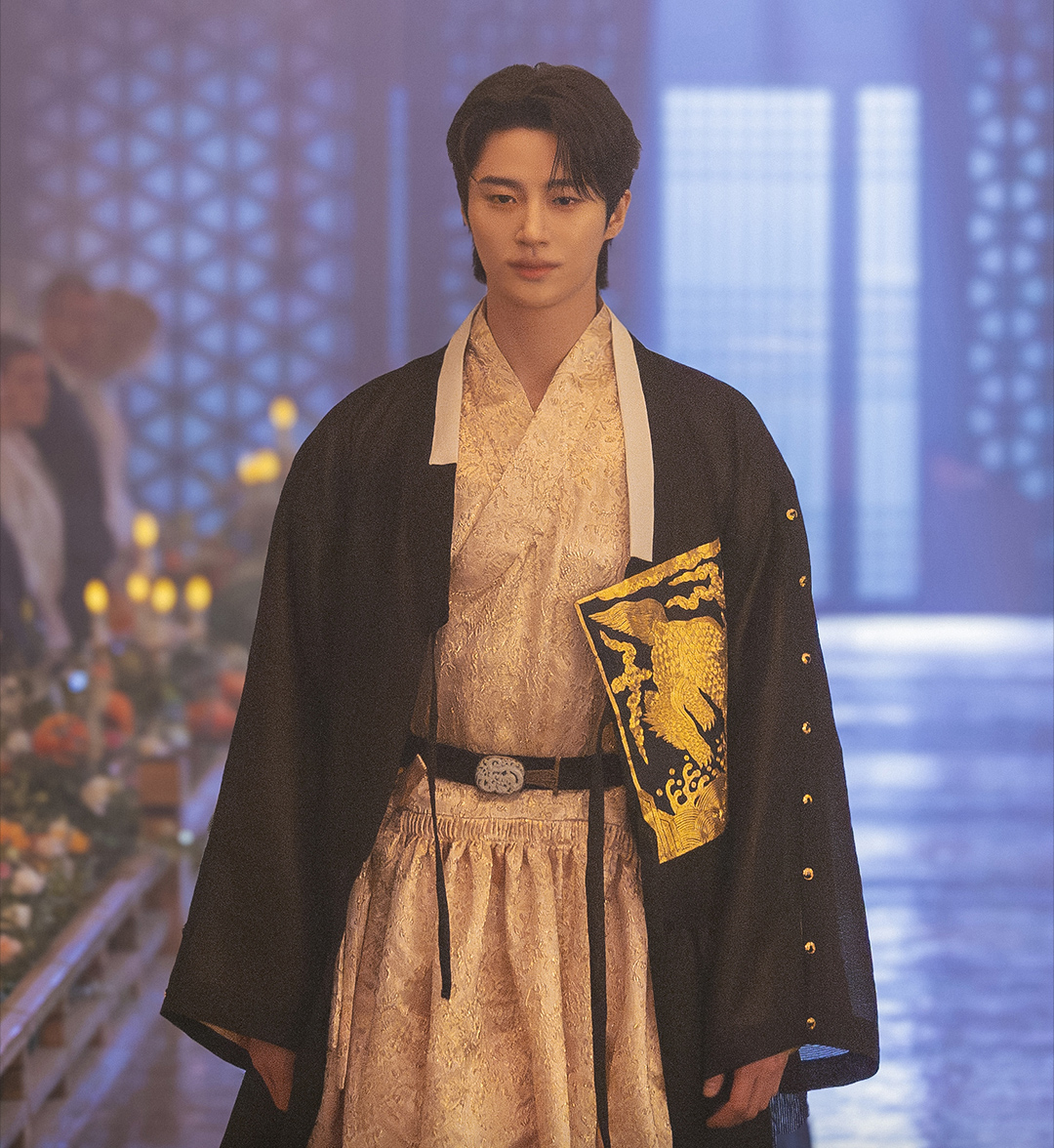 "Hyungbae," an embroidered insignia worn on the chest and back of Joseon-era royal and official robes, is attached to the cheollik in this photo of Byeon Woo-seok in "Perfect Crown." (MBC)