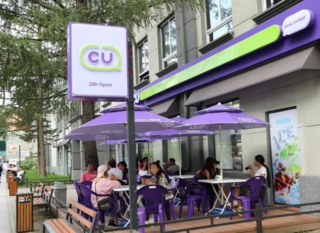 Customers sit outside a CU store in Ulaanbaatar. (BGF Retail)