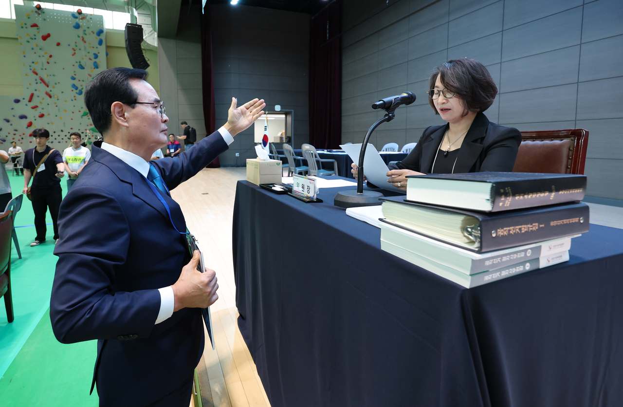 Maeng Jeong-seop, the runner-up in the June 3 Chungju mayoral election, makes a complaint to an election official during a vote recount at the Korea National University of Transportation in Chungju, North Chungcheong Province, Wednesday. (Yonhap)