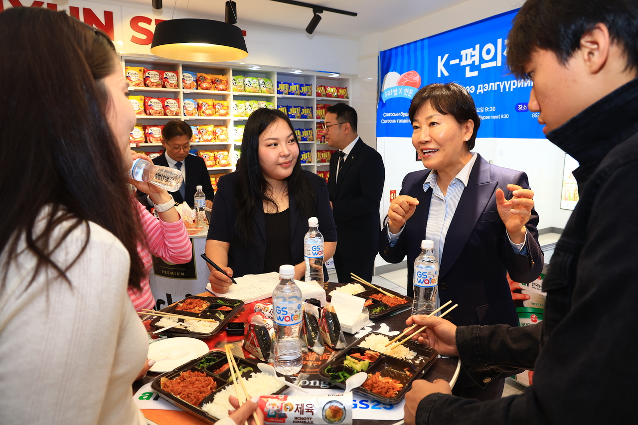 Agriculture Minister Song Mi-ryung (second from right) speaks with participants at a tasting event at a GS25 convenience store in Ulaanbaatar, Mongolia, July 9. (Food Ministry)