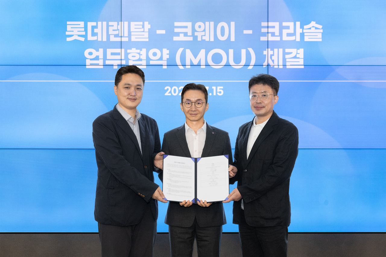 지난 15일 서울 구로구 지타워에서 진행된 업무협약식에서 (좌측부터) 문석환 코웨이 사업관리실장, 조근행 롯데렌탈 마케팅부문장, 김명곤 코웨이라이프솔루션 대표이사가 기념 촬영을 하고 있다.[코웨이]