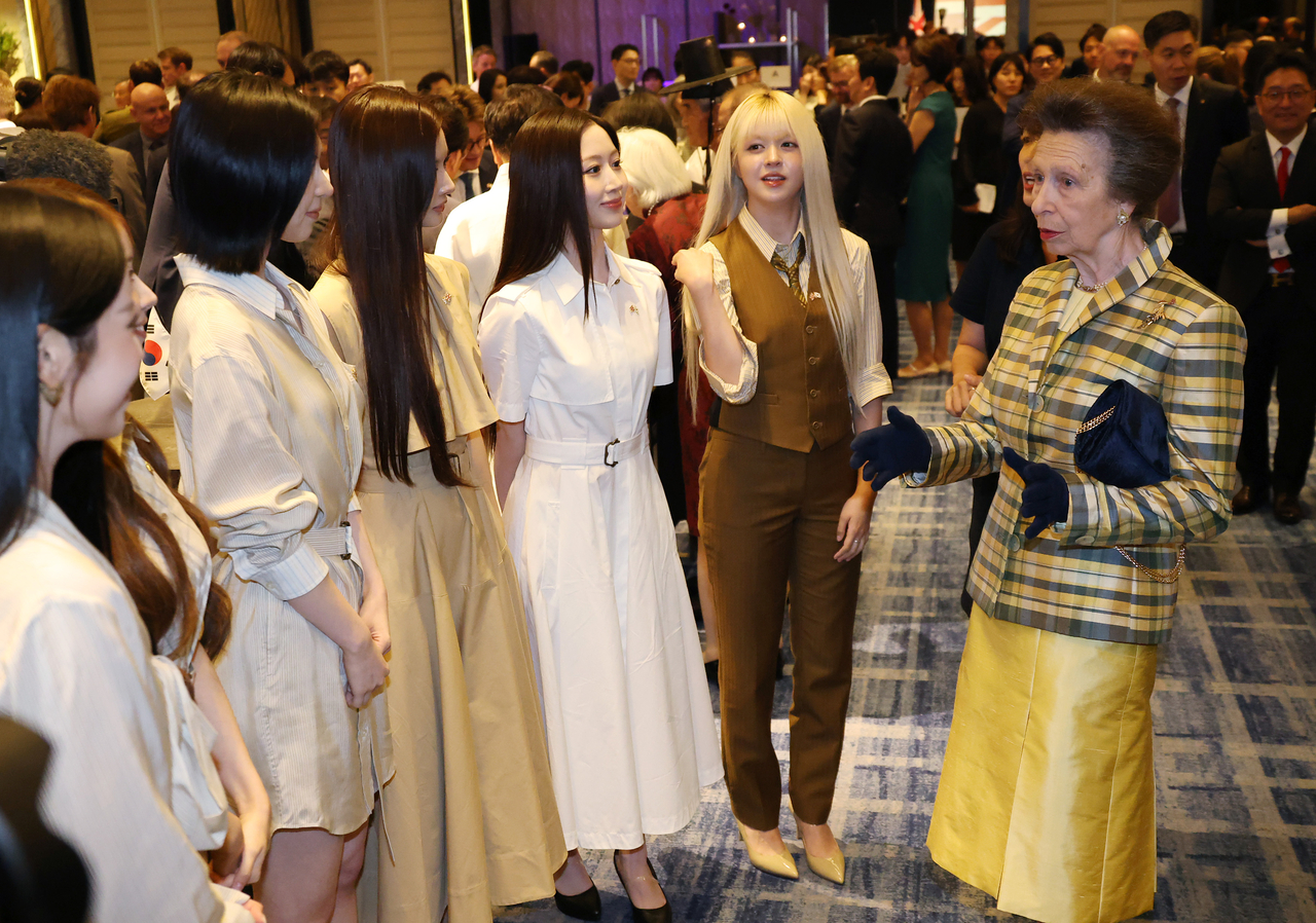 Nmixx greets Princess Anne (right) in a reception held by the British Embassy at Four Seasons Hotel Seoul. (Newsis)
