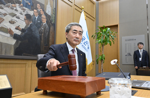 한은, 3년 6개월 만에 기준금리 0.25%P 인상