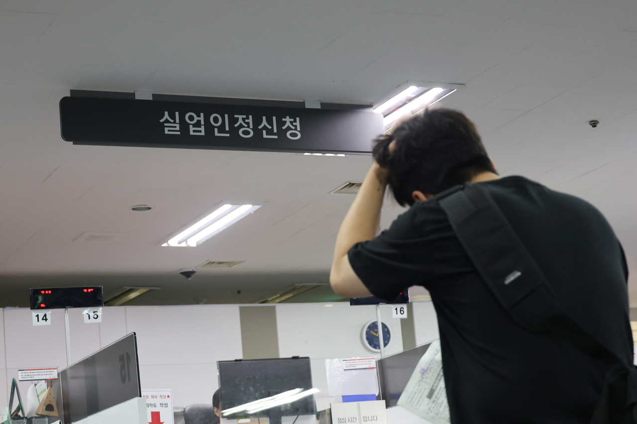 A job seeker visits an employment center in Seoul on Wednesday. (Yonhap)
