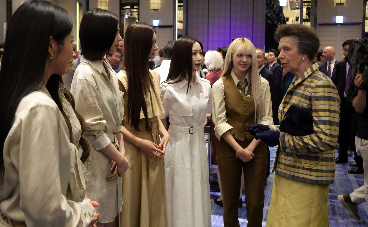 Nmixx greets Princess Anne (right) in a reception held by the British Embassy at Four Seasons Hotel Seoul. (Newsis)