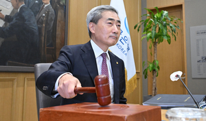 신현송 “물가상승률 상당 기간 높을 것”...금리 ‘추가 인상’ 공식화