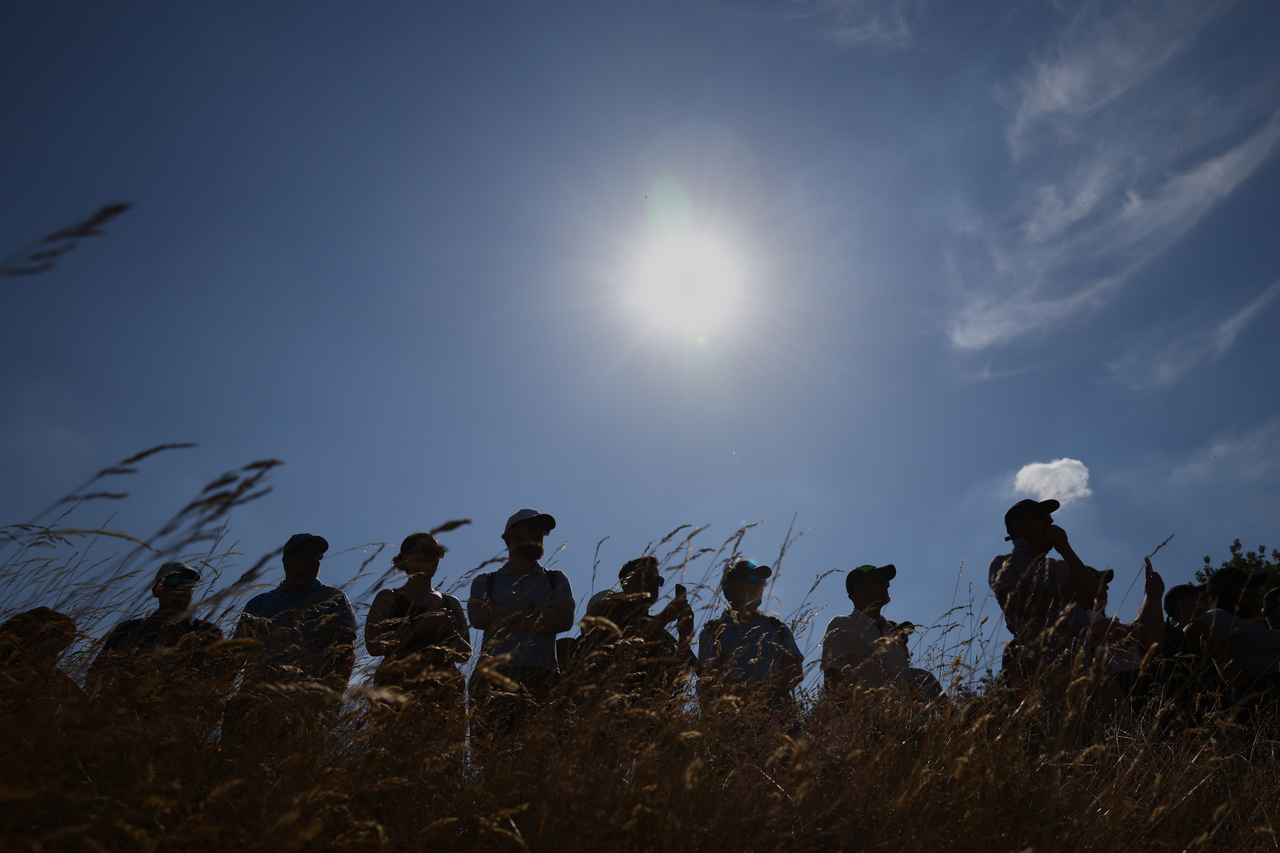 Spectators line the first fairway during a practice round for the British Open golf championships at Royal Birkdale golf club, in Southport, England, Tuesday.  (AP-Yonhap)