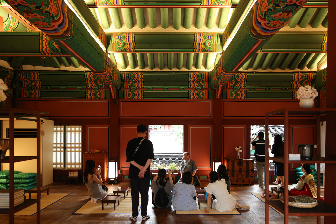 People visit Changdeokgung in Seoul on Wednesday. (Yonhap)