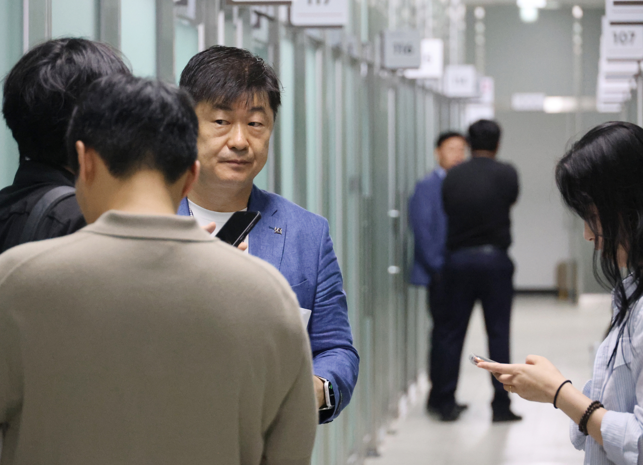 Police search Choi's office at the council office on Wednesday morning. (Yonhap)