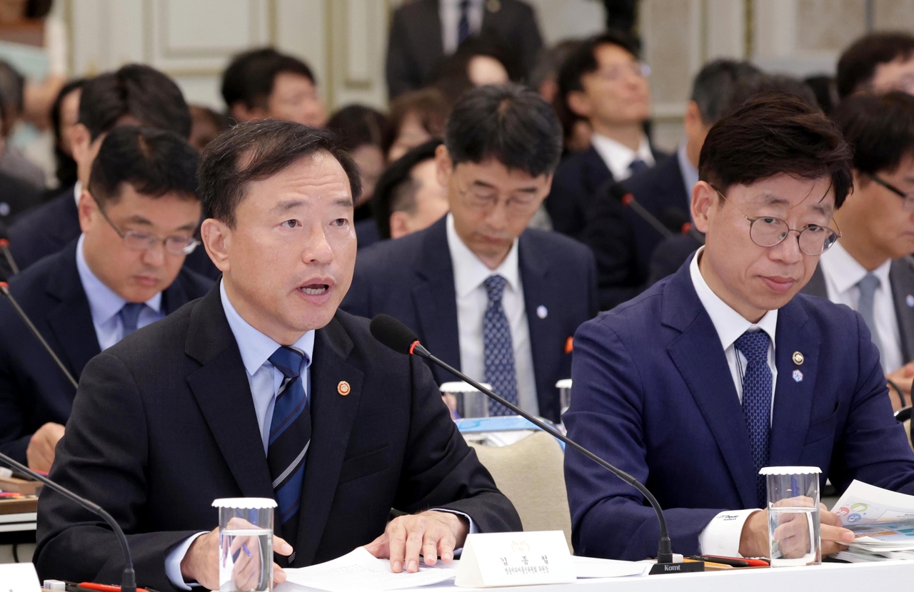 Kim Jong-cheol.  chair of the Korea Media and Communications Commission, speaks during a policy briefing held at Cheong Wa Dae in Seoul on Thursday. (Pool photo via Yonhap)